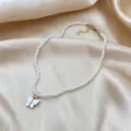 Collier de perles d'imitation de style vintage avec un élégant pendentif papillon blanc. - Collier en Perles avec Pendentif Papillon (5431601)
