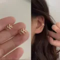 Manguito de oreja de hoja dorada con diamantes de imitación para orejas sin perforar - Estilo de Hoja de Diamantes de Imitación Dorado (52167) / Dorado