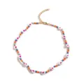 Collier choker fait main en perles colorées avec motifs de fleurs et chaîne dorée - Collier de Perles Floral Coloré (55820)
