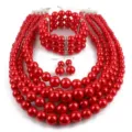 Ensemble élégant de collier à plusieurs rangs de perles rouges, bracelet et boucles - Parure de Bijoux Collier Bracelet et Boucles d'Oreilles en Perles Rouges (6298103)