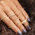 Vista detallada de un juego de 10 anillos vintage dorados para mujer con grabados - Juego de 10 Piezas Estrella Luna Floral (RJ071)