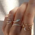 Elegante set di 5 anelli d'oro vintage con ciondoli a serpente, luna e stelle per lei - Stile Serpente Pavé Stella Luna (5813401)