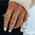 Juego de 8 anillos dorados con mariposas y flores de diamantes de imitación para mujer - Estilo de Mariposa y Flores 8 Piezas (5598301) / Dorado