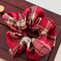 Elegantes rot-beiges kariertes Woll-Haargummi für trendige Herbst und Winter Frisuren - Rotes Karomuster (3900-4)