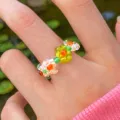 Handgemaakte kleurrijke kristallen kralen ring met bloemmotief en elastiek - Bloemen Stijl (5471702)