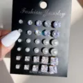 Set mit 15 Paaren von geometrischen Zirkonia- und Perlenohrringen auf einer Displaykarte - 15er-Pack Strass- und Kunstperlen-Ohrstecker-Kombi (55777)