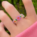 Kleurrijke handgemaakte kristallen kralen ring met delicaat bloemmotief - Bloemen Stijl (5471703)