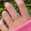 Charmante handgemaakte kleurrijke elastische kristallen kralen madeliefjes ring voor dames - Bloem Stijl (5471704)