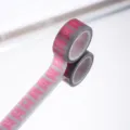 Dekoratives Washi-Tape mit rosafarbenem Liebes-Wimpel-Design, ideal für Tagebuch und Basteln. - P-16