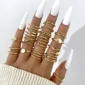 Vista detallada de un juego de 18 anillos apilables dorados con diseños geométricos - 18-Piece Stackable Style (5628401) / Dorado
