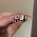 Anello in argento con pietra di luna a cuore rosa e piccole pietre laterali per donna - Anello con Cuore Rosa in Occhio di Gatto (5688801)