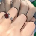 Elegante anello regolabile in argento vintage con decorazione in pietra rosso scuro - Stile Grappolo di Fiori Rubino Vintage (5653404)