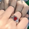 Anello retrò regolabile color argento con una vivace pietra centrale rotonda rossa - Stile Rubino Fluido Lava (5653405)