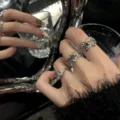 Anello aperto regolabile retrò in argento con dettaglio di pietra preziosa scura chic - Anello con Strass Scuri Texture Lava (5628101)