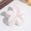 Pince à cheveux fleur de frangipanier en marbre blanc effet nacré élégant - Style Marbre Perlé (3579-5)