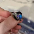 Verstellbarer Ring in Silber mit unregelmäßiger Textur und einem blauen Edelstein - Blau-Violette Sterntextur (5675801) / Silber/Blau-Violett
