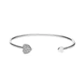 Elegante zilverkleurige open armband met een sprankelend kristallen hart en glad hart - Open Hart Armring / Zilver (Enkele Hartarmring)