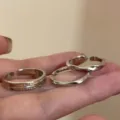 Anello aperto a forma di cuore color argento con strass incastonati dallo stile minimale. - Stile Strass Pavé Lusso Argento (6537101) / Argento