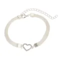 Gedetailleerde macro-opname van een zilveren mesh armband met strass hart bedel - Hol Hart Mesh Armband / Zilver (Enkele Hartarmband)