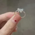 Verstellbarer silberner Schleifenring mit funkelnden Zirkonia-Steinen für einen edlen Look - Rosa und klarer Strassschleife-Entwurf (5877101) / Silber