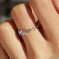Eleganter verstellbarer Blattring aus Silber mit glitzernden Strasssteinen für Damen - Blatt/Flügel-Entwurf (5729801) / Silber