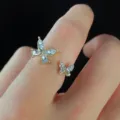 Eleganter verstellbarer Goldring mit zwei funkelnden Schmetterlingen im Marquise-Schliff - Goldgelber Doppel-Schmetterlings-Entwurf (5757503)