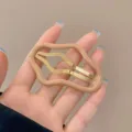 Elegante molletta per capelli a nuvola cava ondulata beige per accessori capelli donna - Colore pelle