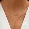 Élégant collier doré à trois rangs avec des anneaux entrelacés et un pendentif en barre - Style Double Anneau Barre (5930601HB)