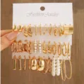 Umfangreiches Set aus goldenen Metall-Ohrringen und Perlen-Creolen auf Display-Karte - Gold Twist Perle Kombi (5707601)