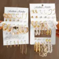 Goldene gedrehte Ohrring-Set mit geometrischen Creolen und Perlen auf weißen Karten - Poliert Gold Schmetterling Strass Kombi (5698801HB)