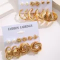 Elegantes Set mit 2 goldenen Metall-Ohrringen, Creolen, Perlensteckern und Schmetterlingsdesign - Hellgoldenes Twist-Set (5599201HB)