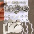 Elegantes Set aus silbernen geometrischen Ohrringen mit Perlen und Metallreifen - Silbernes Perlen- und Schleifen-Ohrring-Set (5589401HB)