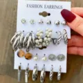 Vielseitiges 12-Paar-Set aus silberfarbenen, gedrehten Creolen und Ohrsteckern für Damen - 12er-Pack Strass-Ohrring-Kombi (5503025HB)