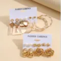 Elegantes goldenes Set aus Metall-Ohrringen mit Perlen-Details - Goldene Geometrische Kordel und Künstliche Perlen Ohrring Set (5589402HB)