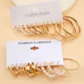 Minimalistische goldfarbene Metall-Creolen und Perlen-Ohrring-Sets auf weißen Displaykarten - Große Goldene Creolen und Künstliche Perlen Geometrisches Ohrring Set (5643201HB)