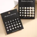 Set mit mehrgroßen Perlen- und Zirkonia-Ohrsteckern auf schwarzen Schmuckkarten - Weiße Künstliche Perlen und Strass Ohrstecker Set (5699901HB)