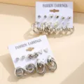 Elegante silberfarbene geometrische Metall-Hoops und Ohrstecker-Sets auf weißen Karten - Silber Herz Künstliche Perle Strass Creolen Set (5569002HB)