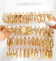 Ein umfassendes 20-Paar-Set aus goldfarbenen Creolen und geometrischen Ohrringen für Damen. - Gold 20 Paar Twist Künstliche Perle Geometrische Ohrring Set (5670901)