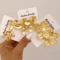 Goldenes Blumen-Ohrring-Set mit Perlenakzenten auf weißen Karten - Goldenes Blumen Künstliche Perle Ohrring-Set (6459501HB)