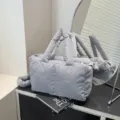 Stijlvolle grijze gewatteerde nylon handtas met gevoerde handvatten voor dames - Grijs