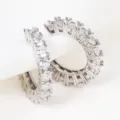 Vista macro di orecchini a clip in zirconi cubici argentati senza buco per donne e ragazze - Argento (5795601)