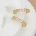 Vista dettagliata di ear cuff placcati oro con zirconi su modello di orecchio - Oro (5795602)