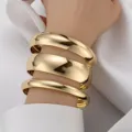 Elegantes Set aus drei klobigen, goldfarbenen, polierten Armreifen für moderne Frauen - 3er-Set Minimalistische Breite Armreifen (6377901) / Gold