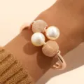 Bracelet jonc doré rose avec perles blanches polies et billes à mailles texturées - Or Rose (5609303HB) / Style Double Perle Or Rose (5609303HB)