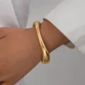 Bracelet jonc goutte d'eau dorée avec finition métallique polie et ouverture à ressort - Style Goutte d'Eau Or (6487601HB)