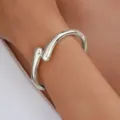 Polished silver metal droplet streamline cuff bracelet with stylish spring opening design - 1-Piece Set - Teardrop Streamline (6269502HB) / Silver