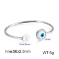 Open armband van titaanstaal met parel en boze oog voor vrouwen, minimalistisch sieraad. - Bangle / Zilver