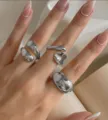Set aus 3 klobigen silbernen unregelmäßigen offenen Ringen an einer gepflegten Hand - Lava Fluid Set (5951302HB) / Silber