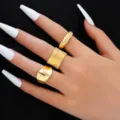 Set van 3 goudkleurige geometrische ringen met diverse texturen en gladde afwerking - Geometrische 3-delige set (6324601HB)