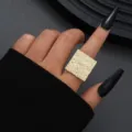 Gouden gehamerde vierkante ring voor dames, minimalistische sieraden voor dagelijks gebruik - Vierkante gehamerde ring (6205701HB)